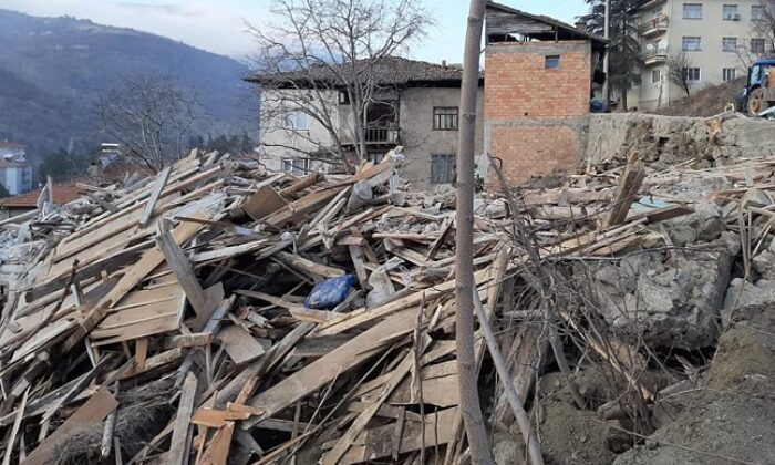 BELEDİYE METRUK EVLERİ YIKIYOR