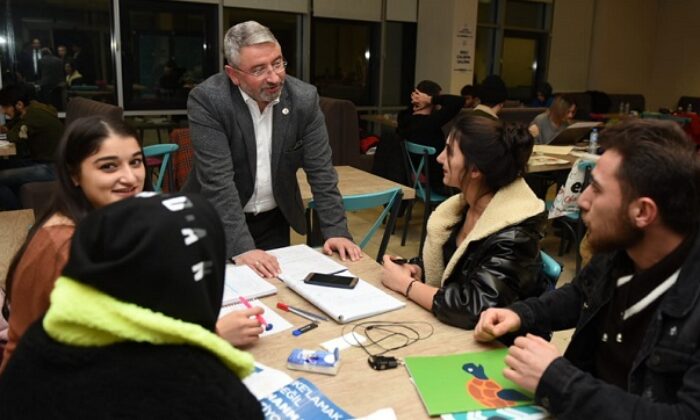 BAŞKAN ÖĞRENCİLERE MORAL VERDİ