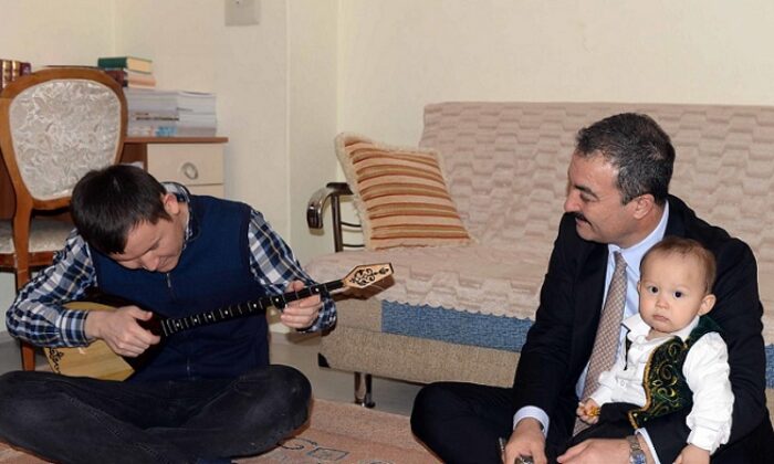 KAZAKİSTANLI ÖĞRENCİYE ATALIK JESTİ