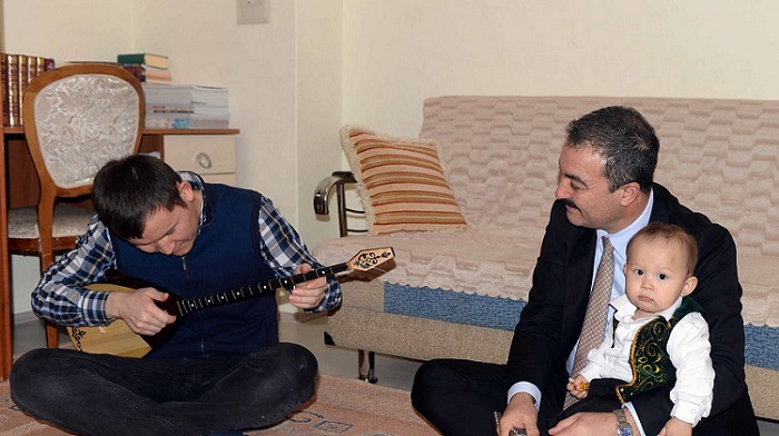 KAZAKİSTANLI ÖĞRENCİYE ATALIK JESTİ