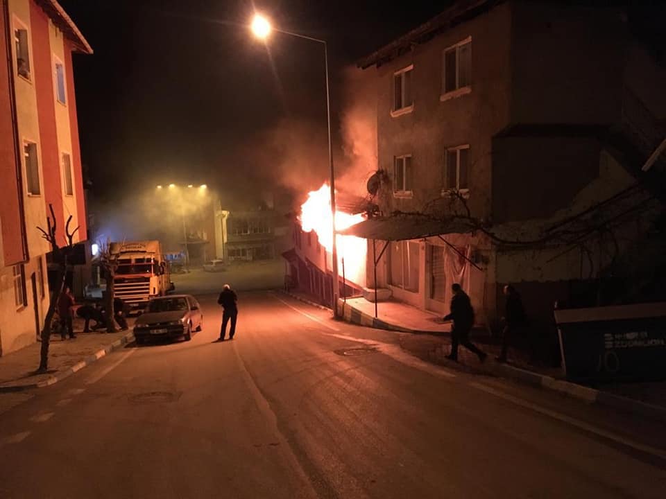 İLÇEDE ÇIKAN YANGIN KORKUTTU
