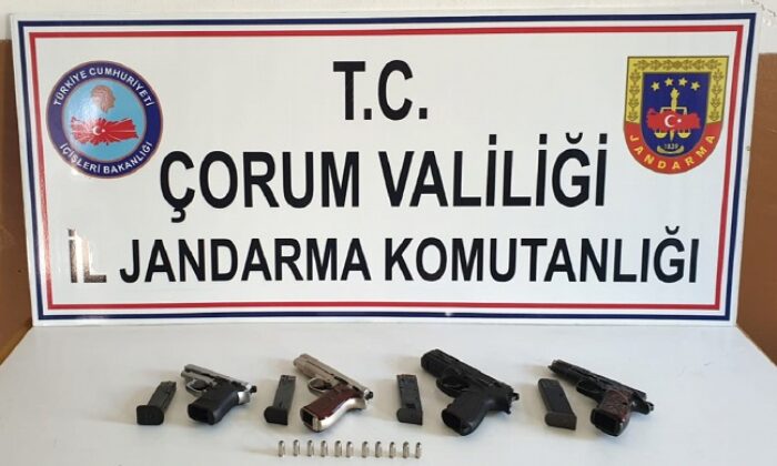 JANDARMA RUHSATSIZ SİLAHLAR ELE GEÇİRDİ