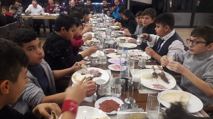 MİNİK GÜREŞÇİLER YEMEKTE BULUŞTU