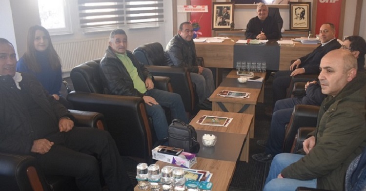 EYT’LİLER CHP’YE DOSYA SUNDU