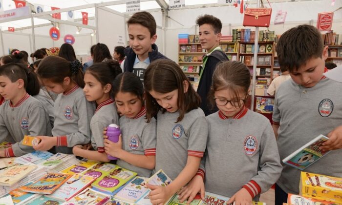 ÜNLÜ YAZARLAR ÇORUM’A GELECEK