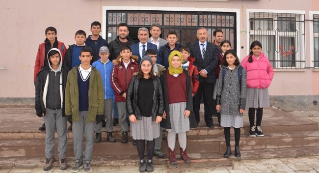 ALACA’DAKİ OKULLARDA İNCELEME YAPTI