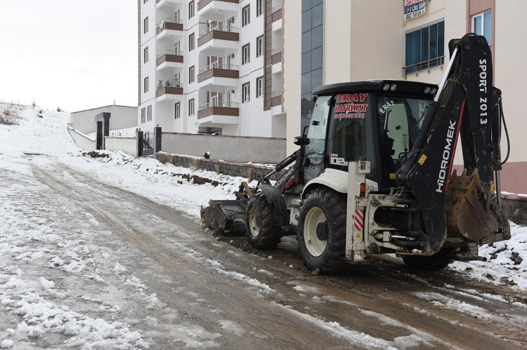 ARA SOKAKLARDAKİ KARLAR TEMİZLENDİ