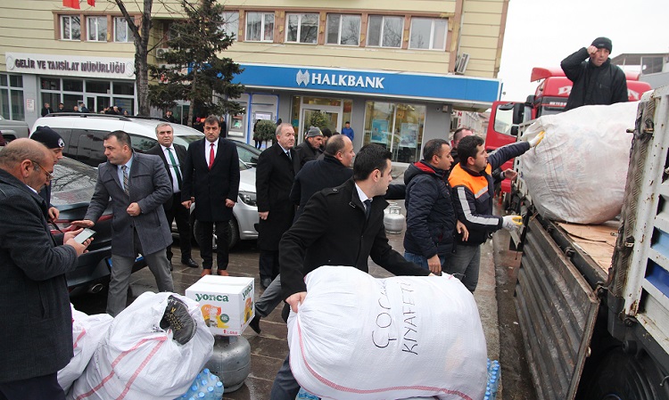 SUNGURLU’DAN 3 TIR YARDIM MALZEMESİ