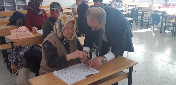 OKUMA YAZMA KURSLARI DEVAM EDİYOR