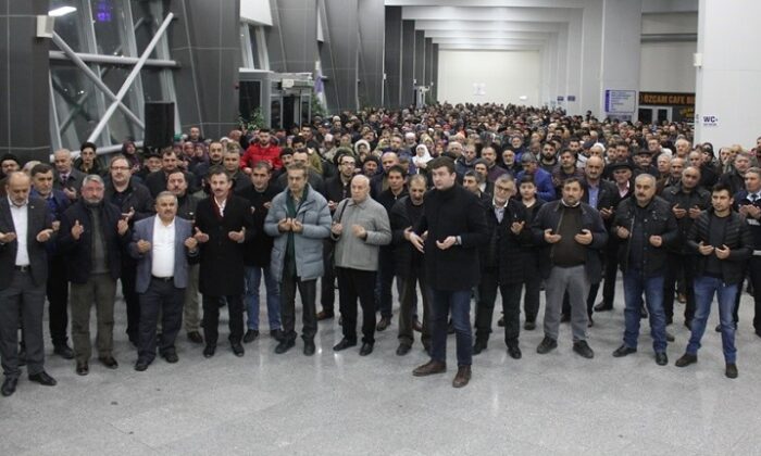 ÖZEL TUR UMRECİLERİ DUALARLA UĞURLANDI