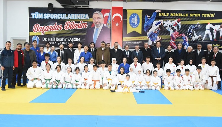BELEDİYE’NİN BEŞ YILDIZLI SPOR TESİSİ AÇILDI