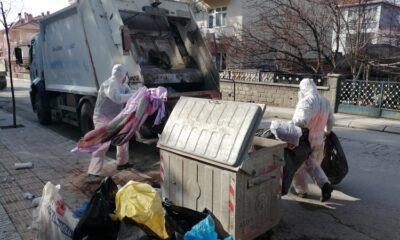 ÇÖP EVDEN ÇIKANLAR 2 KAMYONU DOLDURDU