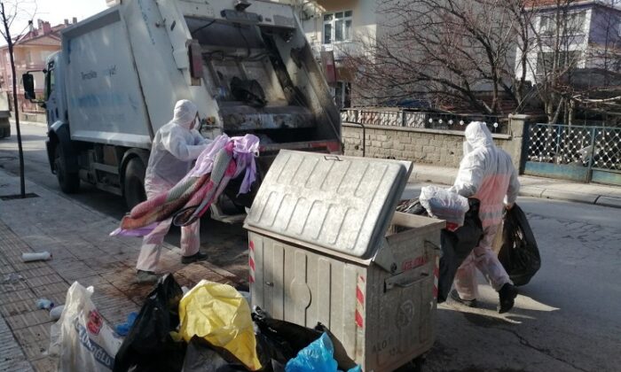 ÇÖP EVDEN ÇIKANLAR 2 KAMYONU DOLDURDU