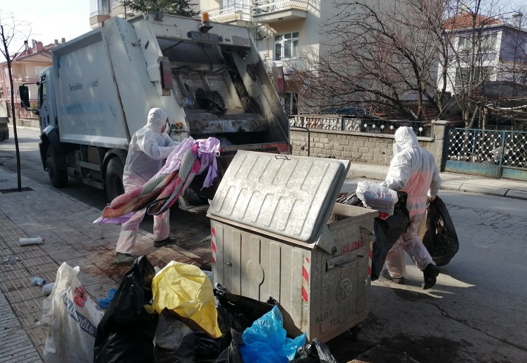 ÇÖP EVDEN ÇIKANLAR 2 KAMYONU DOLDURDU