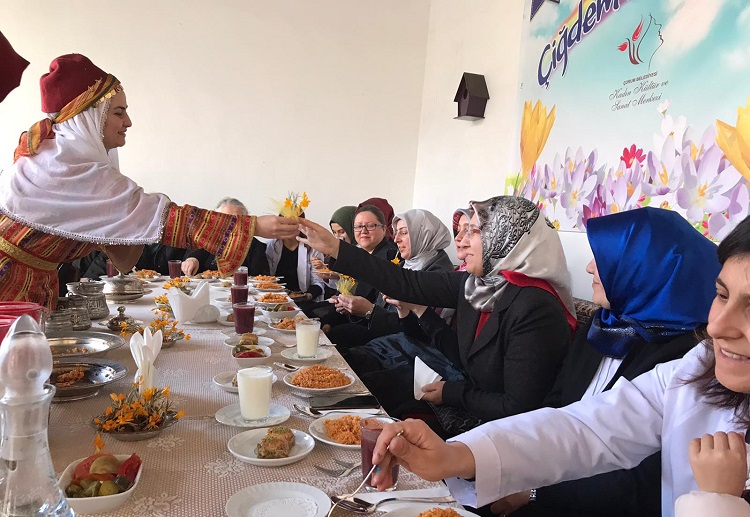 KURSİYERLER ÇİĞDEM AŞI PİŞİRİDİ