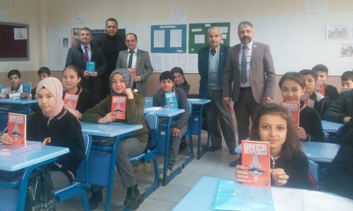 ÖMER SEYFETTİN’İN KİTAPLARINI DAĞITTILAR