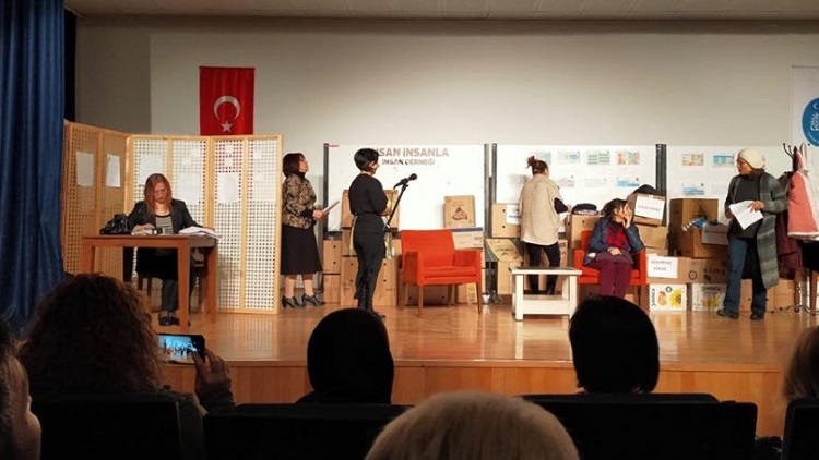 KADIN KURSİYERLERDEN TİYATRO OYUNU
