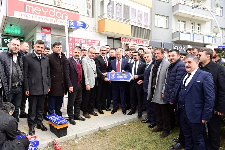 YENİ TABELALAR TÖRENLE TAKILDI