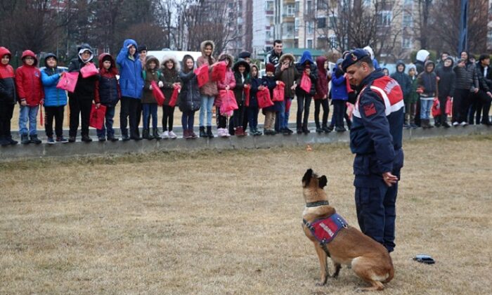 JANDARMA’DAN ÇOCUKLARA ÖZEL GÖSTERİ