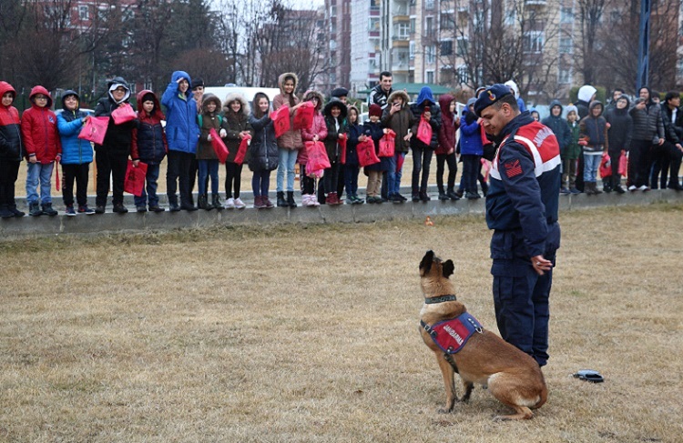 JANDARMA’DAN ÇOCUKLARA ÖZEL GÖSTERİ