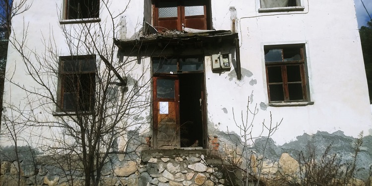TEHLİKE SAÇAN METRUK EVLER YIKILACAK