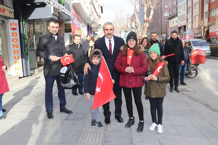 YUNAN’A TEPKİ İÇİN TÜRK BAYRAĞI DAĞITTILAR