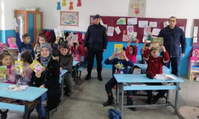 JANDARMADAN ÖĞRENCİLERE HEDİYE KİTAP
