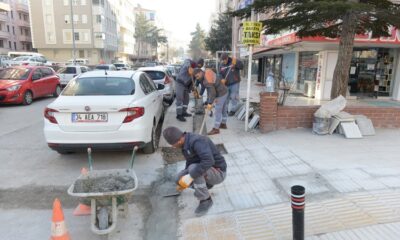 BELEDİYE KALDIRIMLARDA ONARIM YAPIYOR