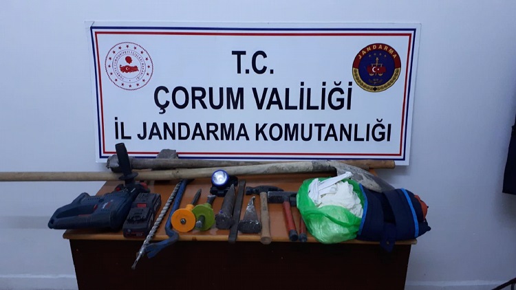 KAÇAK KAZIDA 8 KİŞİ YAKALANDI