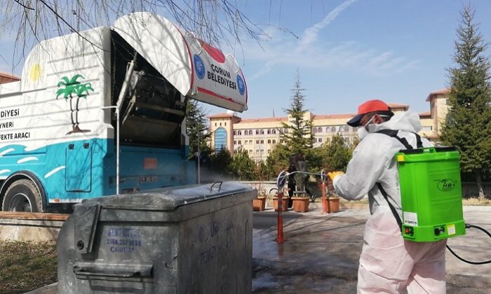 ÇÖP KAMYONLARI VE KONTEYNIRLER YIKANDI