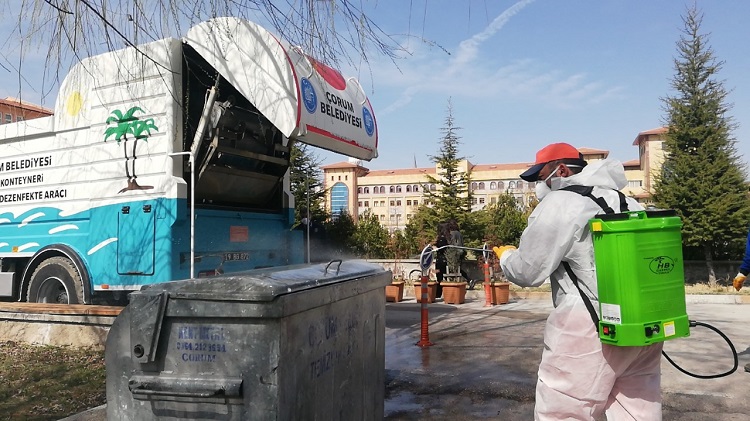 ÇÖP KAMYONLARI VE KONTEYNIRLER YIKANDI