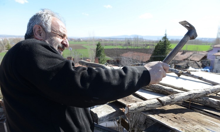 MUHTAR LEYLEĞİN YUVASINI TAMİR ETTİ