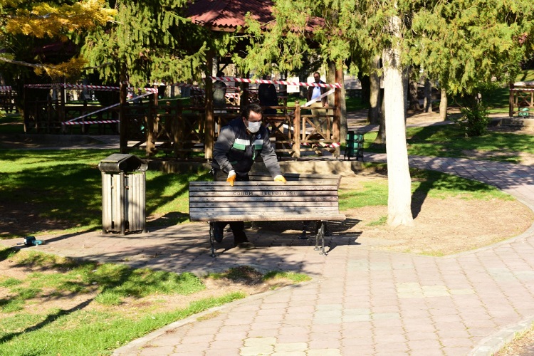 PARKLARDAKİ BANKLAR KALDIRILDI