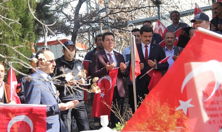 OĞUZLAR ŞEHİTLER İÇİN KENETLENDİ