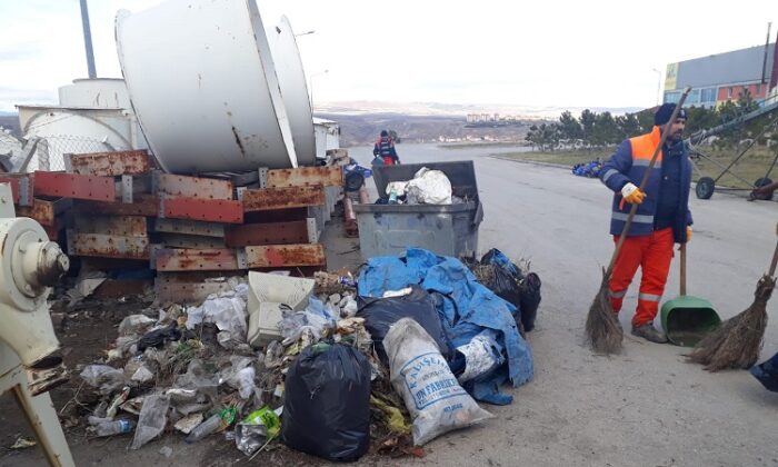 BELEDİYE TONLARCA ÇÖP TOPLADI