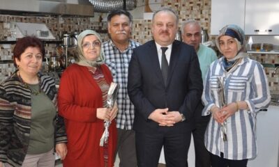 KADIN ÇALIŞANLARA KARANFİL JESTİ