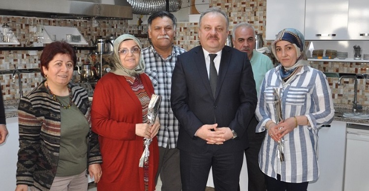 KADIN ÇALIŞANLARA KARANFİL JESTİ