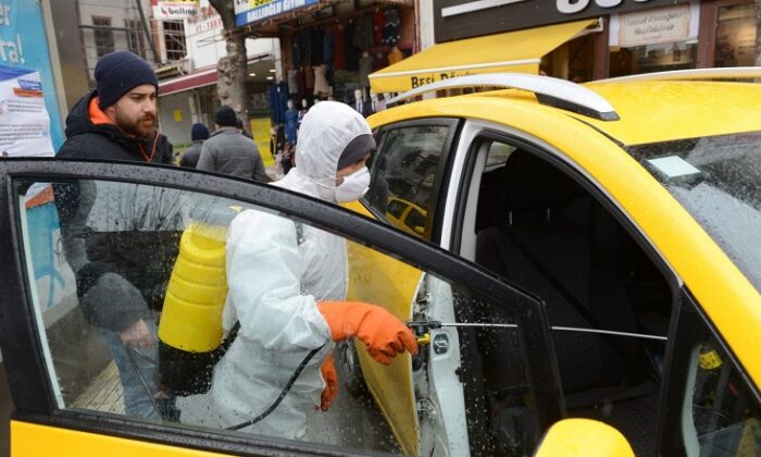 TİCARİ TAKSİLER DEZENFEKTE EDİLİYOR