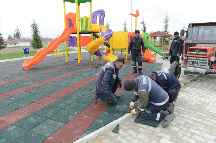 BELEDİYE PARKLARI BAHARA HAZIRLANIYOR