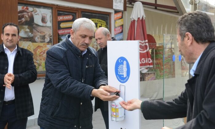 FARKLI YERLERE EL DEZENFEKTANLARI KONULDU