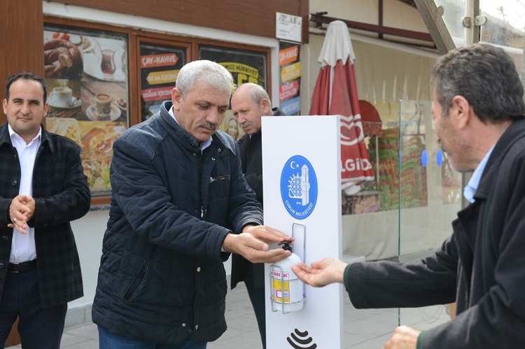 FARKLI YERLERE EL DEZENFEKTANLARI KONULDU