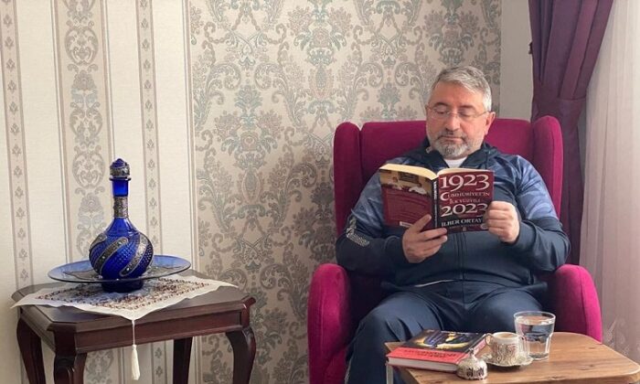 AŞGIN’DAN TAKİPÇİLERİNE KİTAP HEDİYESİ
