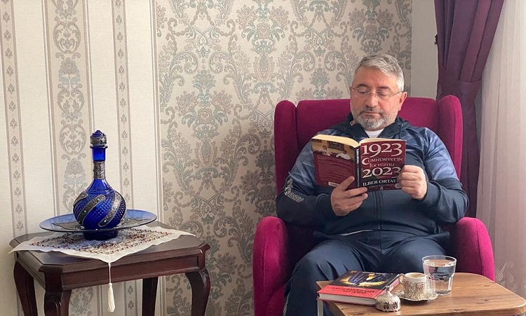AŞGIN’DAN TAKİPÇİLERİNE KİTAP HEDİYESİ