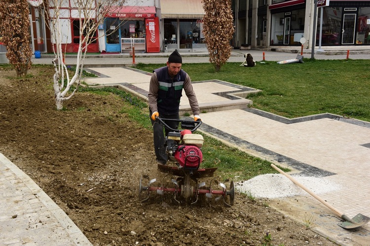 BELEDİYE PARKLARI YAZA HAZIRLIYOR