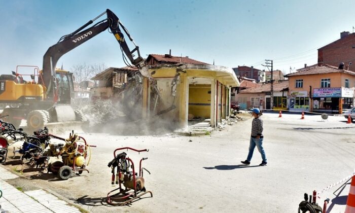 KAMULAŞTIRILAN BİNALARIN YIKIMI BAŞLADI