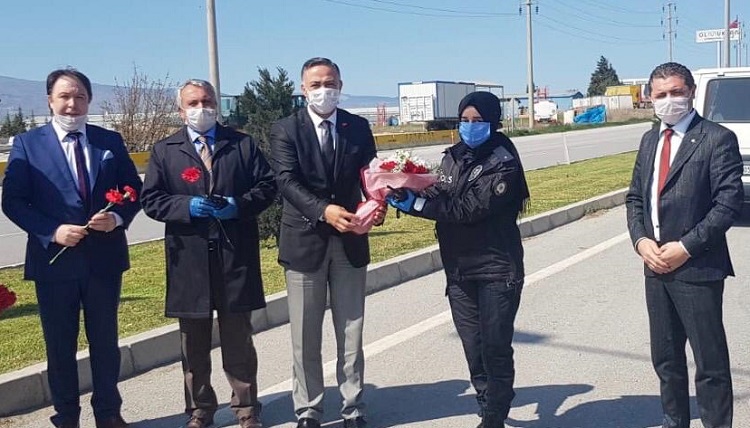 POLİS HAFTASINA KARANFİLLİ KUTLAMA
