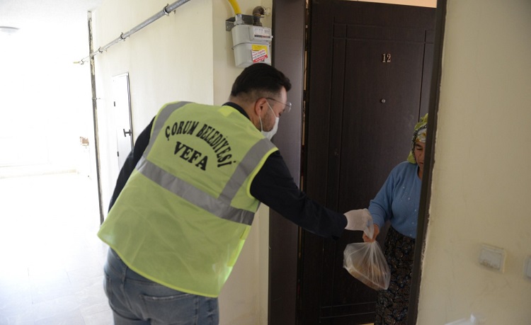 BELEDİYE’DEN 2 BİN AİLEYE SICAK YEMEK