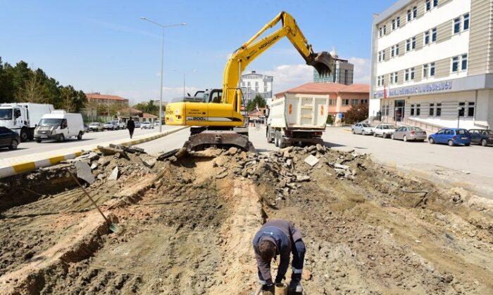 CENGİZ TOPEL’İN ASFALTI YENİLENİYOR