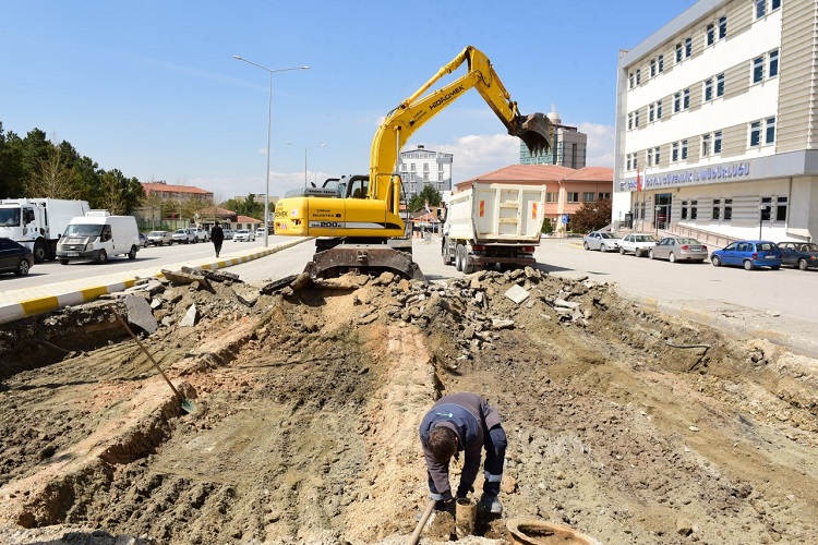CENGİZ TOPEL’İN ASFALTI YENİLENİYOR
