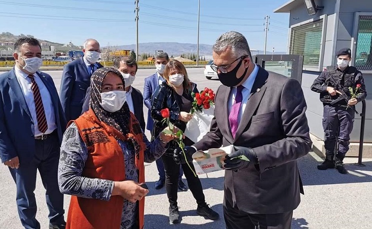 AHLATÇI’DAN MASKE GOLONYA VE GÜL